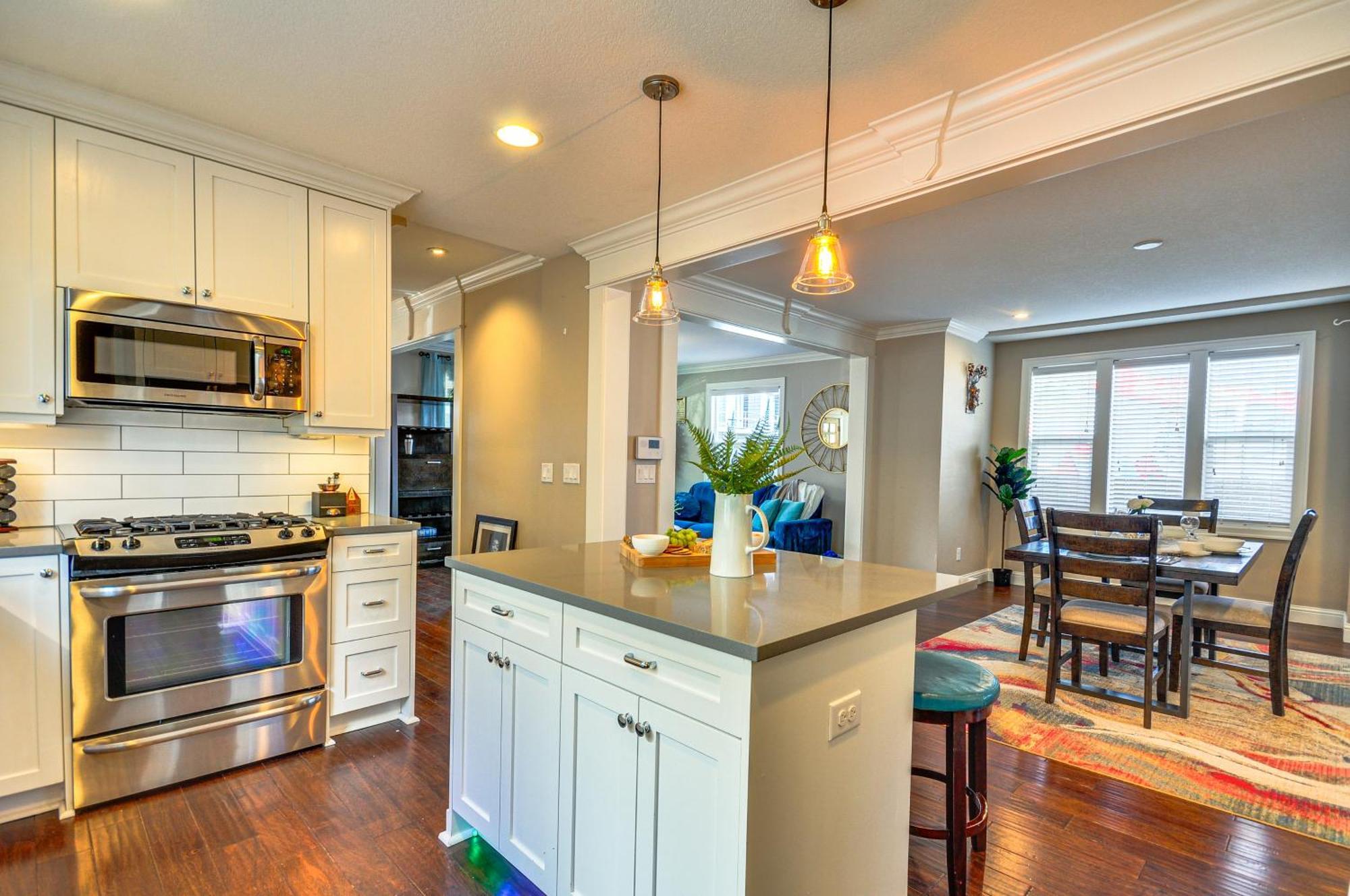 Alberta Arts District With Private Hot Tub! *