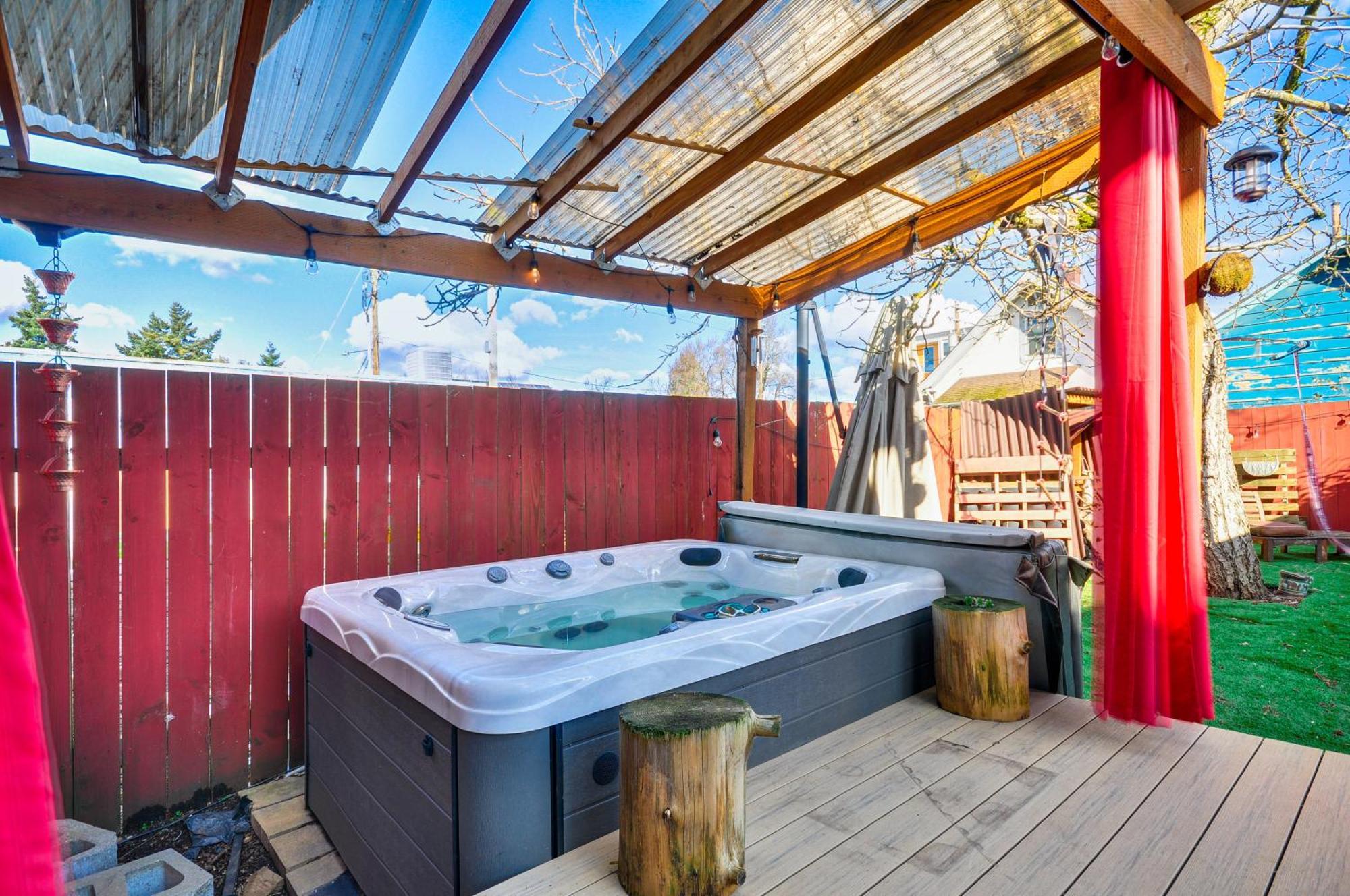 Alberta Arts District With Private Hot Tub! Holiday home